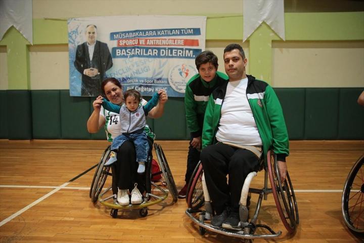 Devre arasında altını temizleyip karnını doyuruyorlar
