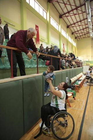 Devre arasında altını temizleyip karnını doyuruyorlar