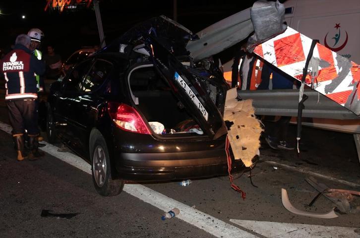 Yol ayrımında bariyere ok gibi saplandı: 1i ağır 3 yaralı