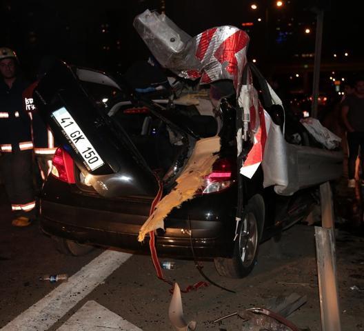 Yol ayrımında bariyere ok gibi saplandı: 1i ağır 3 yaralı