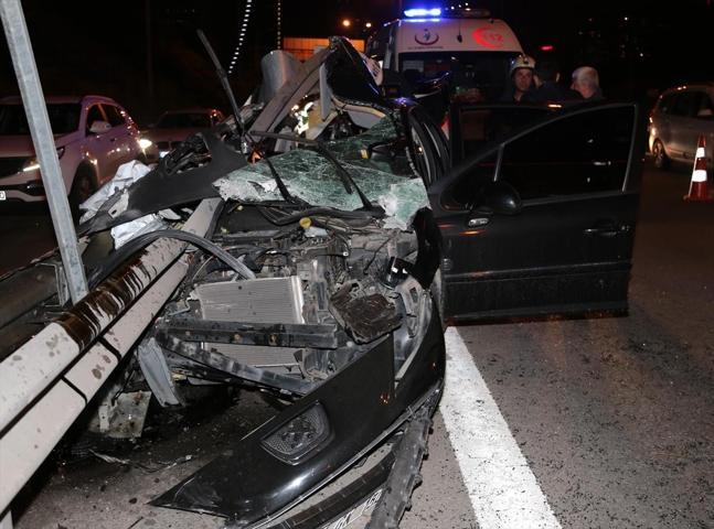 Yol ayrımında bariyere ok gibi saplandı: 1i ağır 3 yaralı
