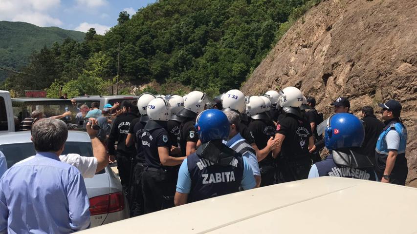 Son dakika... Yuvacık Barajı çevresindeki tesislerin yıkımında biber gazlı müdahale