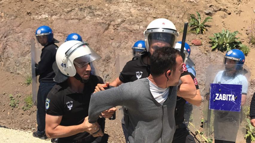 Son dakika... Yuvacık Barajı çevresindeki tesislerin yıkımında biber gazlı müdahale