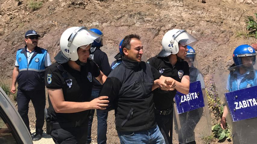 Son dakika... Yuvacık Barajı çevresindeki tesislerin yıkımında biber gazlı müdahale