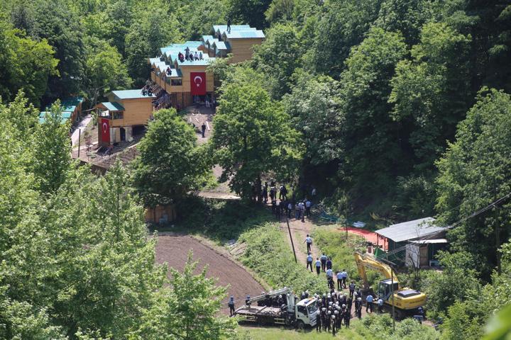 Son dakika... Yuvacık Barajı çevresindeki tesislerin yıkımında biber gazlı müdahale