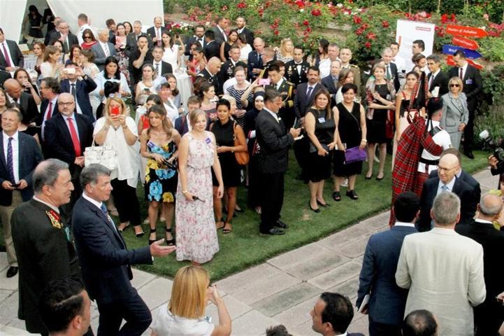 Kraliçe Elizabeth’in 91. doğum günü Ankara’da kutlandı
