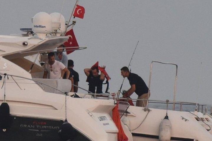 Kıvanç Tatlıtuğ ve Çağatay Ulusoy sahil güvenliği alarma geçirdi