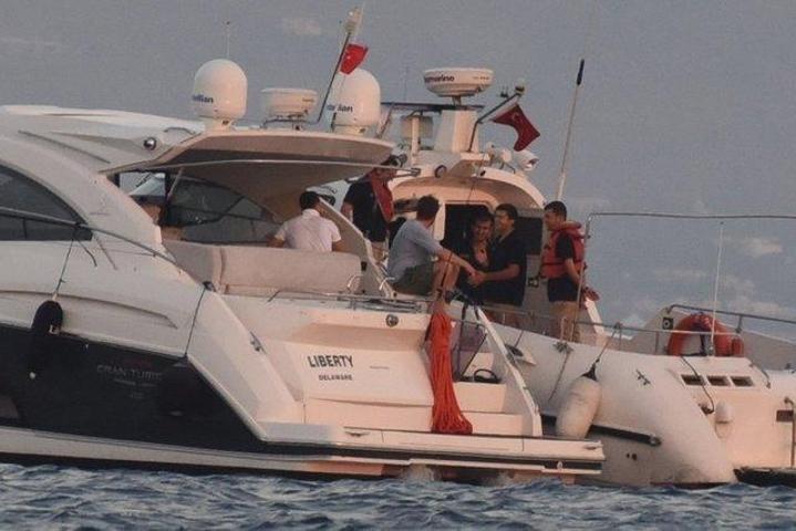 Kıvanç Tatlıtuğ ve Çağatay Ulusoy sahil güvenliği alarma geçirdi