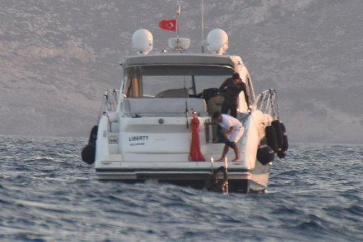 Kıvanç Tatlıtuğ ve Çağatay Ulusoy sahil güvenliği alarma geçirdi