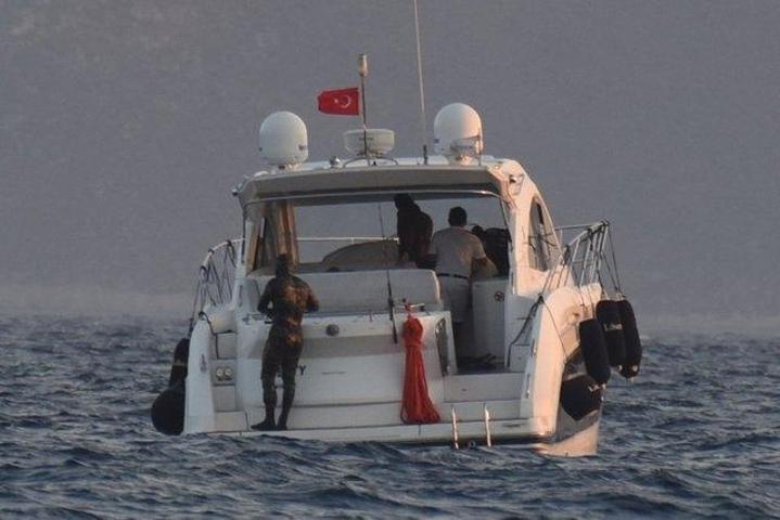 Kıvanç Tatlıtuğ ve Çağatay Ulusoy sahil güvenliği alarma geçirdi