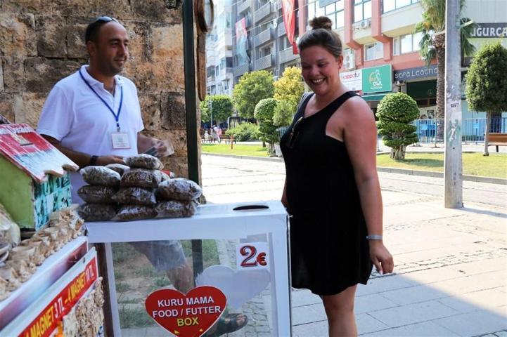 İzmirin turizm elçisi kedilerini Aras koruyor