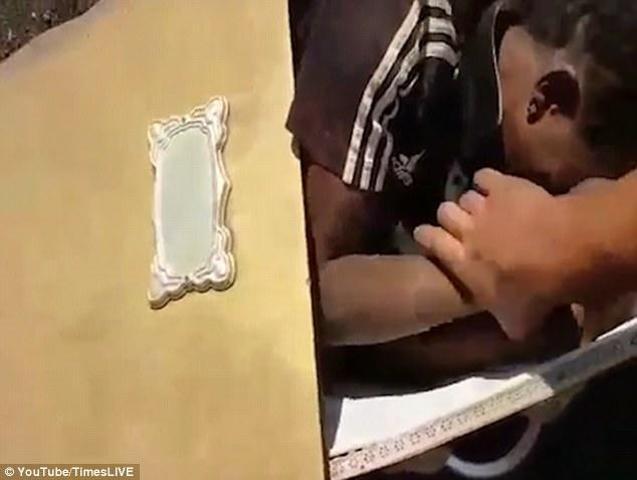 Siyahi adamı tabuta koyup diri diri yakmakla tehdit ettiler