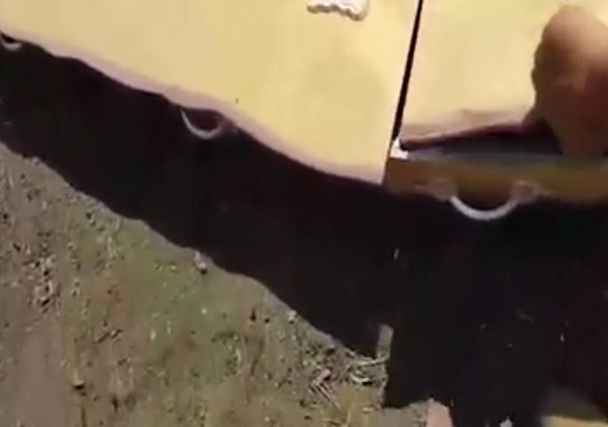 Siyahi adamı tabuta koyup diri diri yakmakla tehdit ettiler