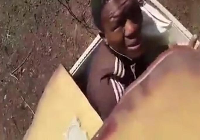 Siyahi adamı tabuta koyup diri diri yakmakla tehdit ettiler