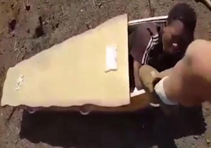 Siyahi adamı tabuta koyup diri diri yakmakla tehdit ettiler