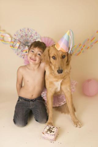 Fotoğrafçı aileye giden yavru köpek