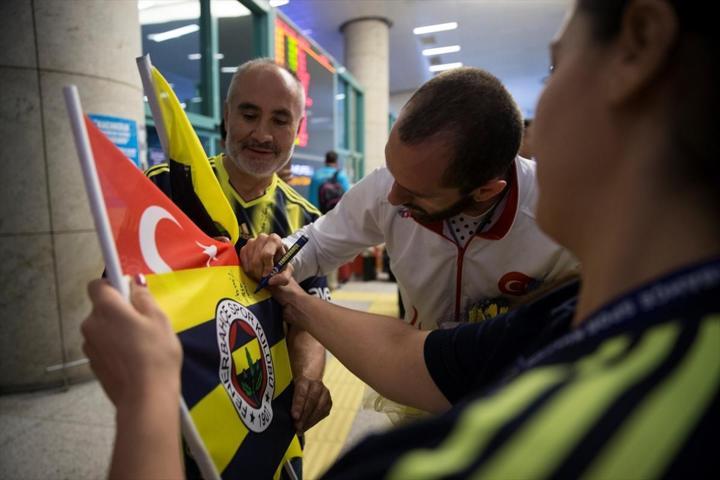 Milli atletler Guliyev ve Escobara coşkulu karşılama