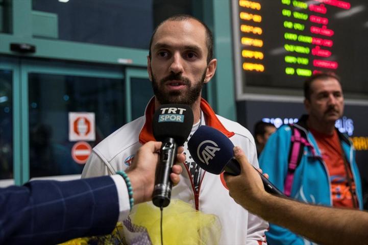 Milli atletler Guliyev ve Escobara coşkulu karşılama