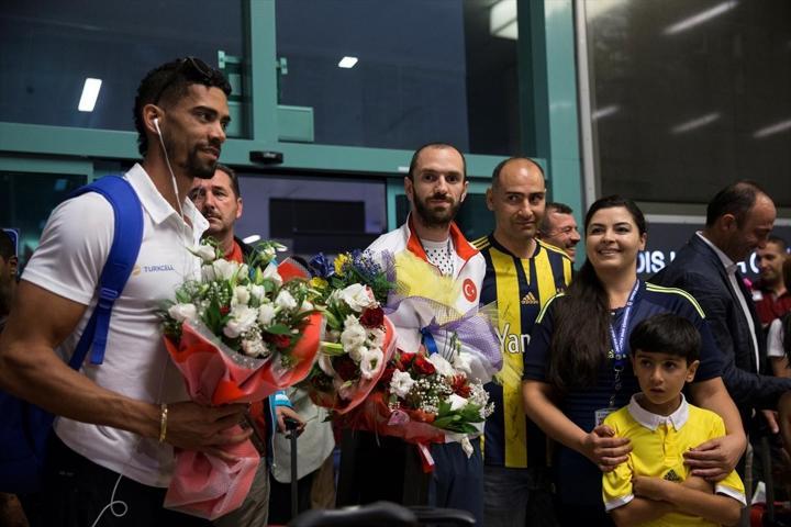 Milli atletler Guliyev ve Escobara coşkulu karşılama