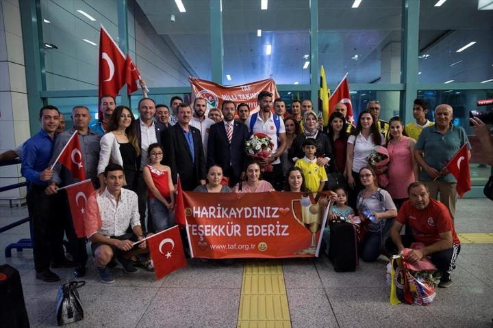 Milli atletler Guliyev ve Escobara coşkulu karşılama