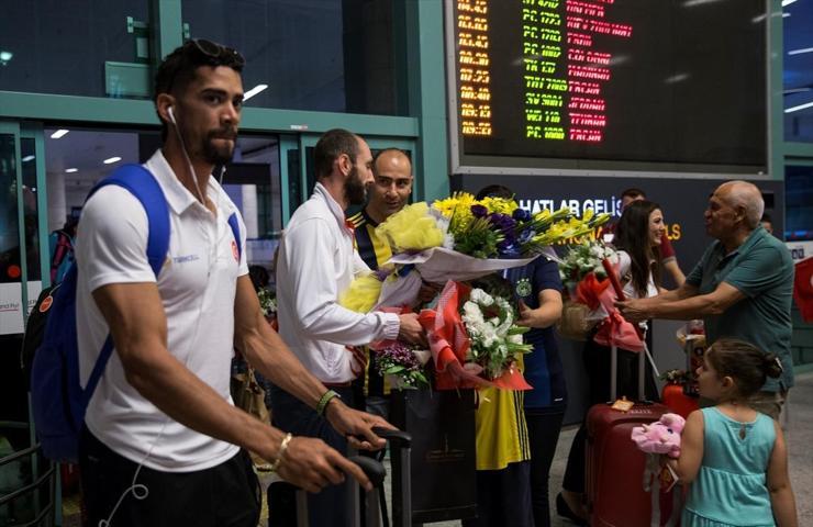 Milli atletler Guliyev ve Escobara coşkulu karşılama