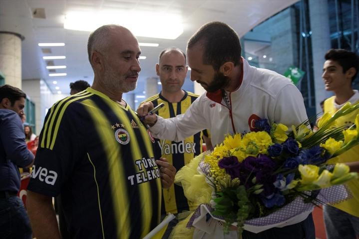 Milli atletler Guliyev ve Escobara coşkulu karşılama