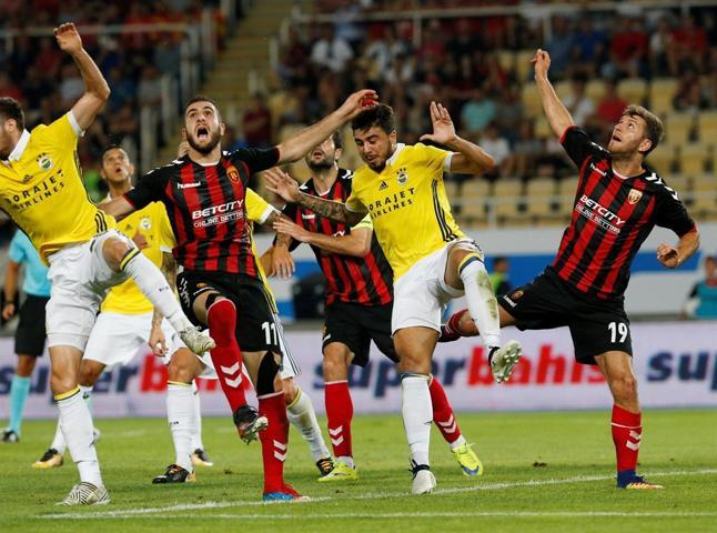 Fenerbahçenin Vardar mağlubiyeti köşelere böyle yansıdı