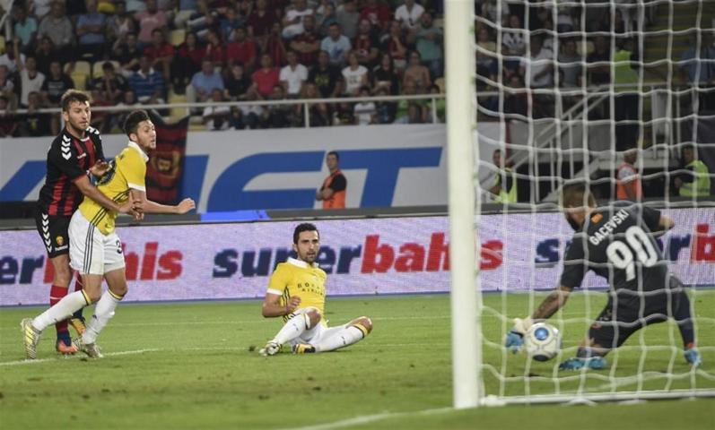Fenerbahçenin Vardar mağlubiyeti köşelere böyle yansıdı