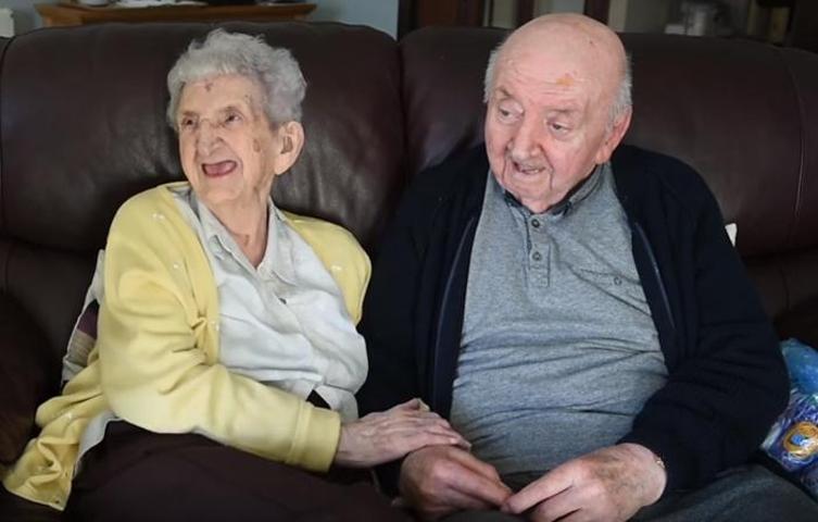 98 yaşındaki anne 80 yaşındaki oğluna bakmak için huzurevine yerleşti
