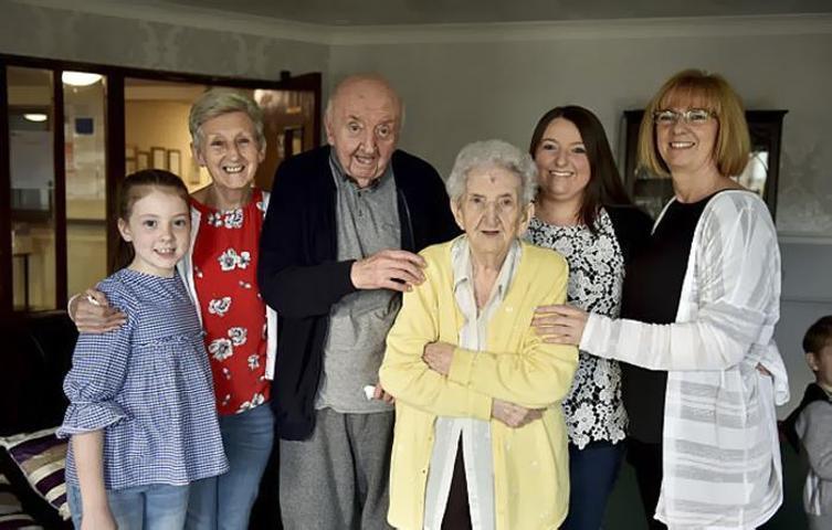 98 yaşındaki anne 80 yaşındaki oğluna bakmak için huzurevine yerleşti