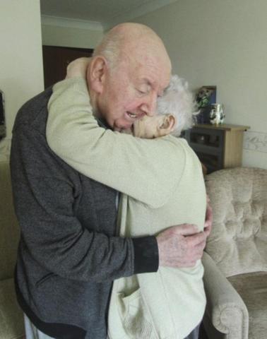 98 yaşındaki anne 80 yaşındaki oğluna bakmak için huzurevine yerleşti