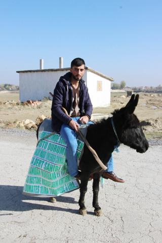 Akaryakıt zammı nedeniyle arabadan inip eşeğe bindi