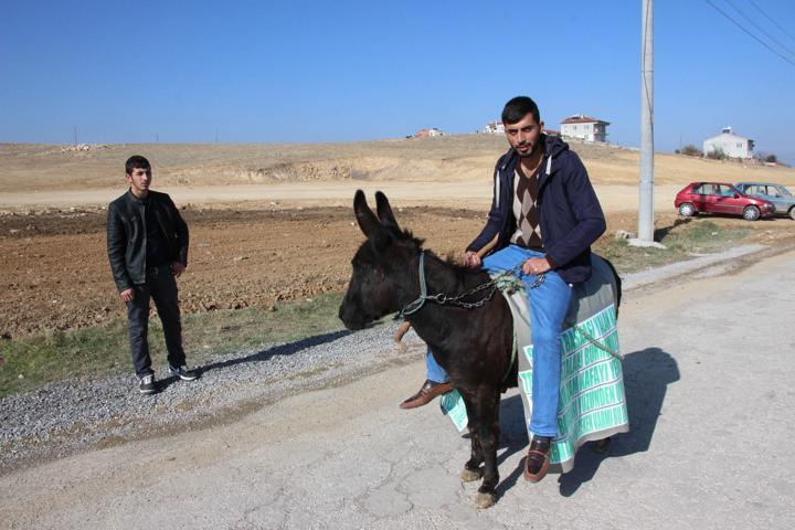 Akaryakıt zammı nedeniyle arabadan inip eşeğe bindi