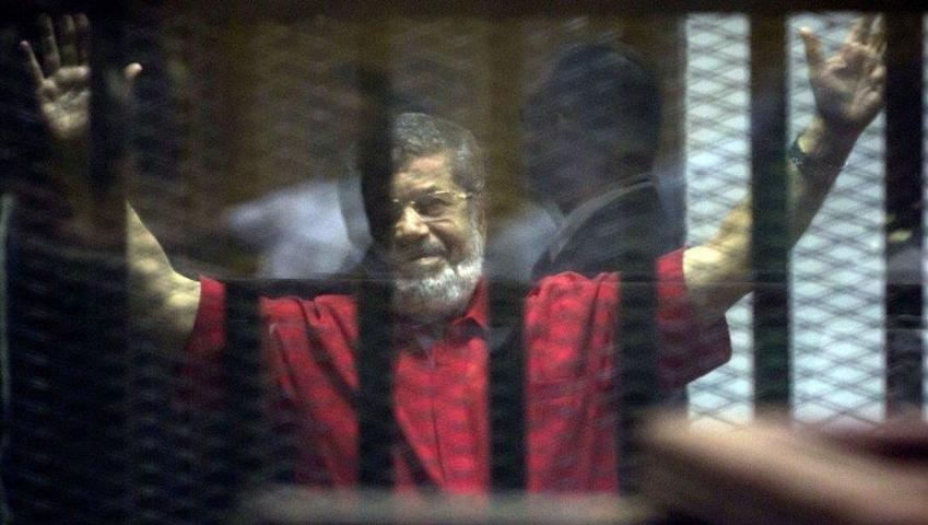 Mursi ve Mübarek ilk kez mahkemede yüzleşti