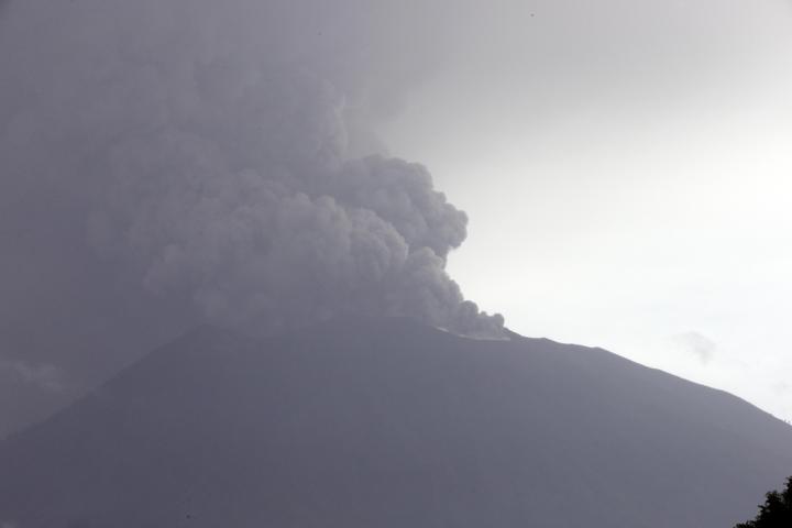 Kül ve duman 6 bin metreye ulaştı, Agung için alarm en üst seviyede