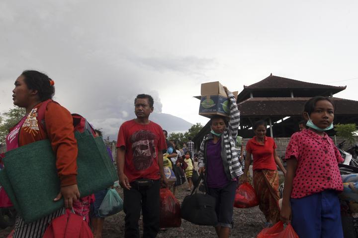 Kül ve duman 6 bin metreye ulaştı, Agung için alarm en üst seviyede