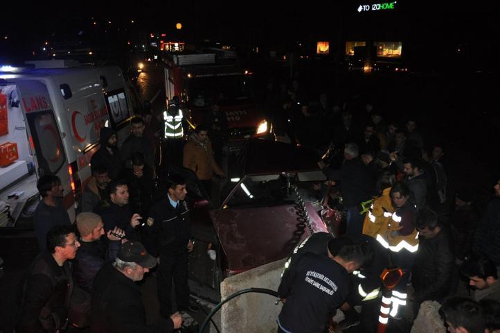 Bariyerlere çarpan araçta can pazarı