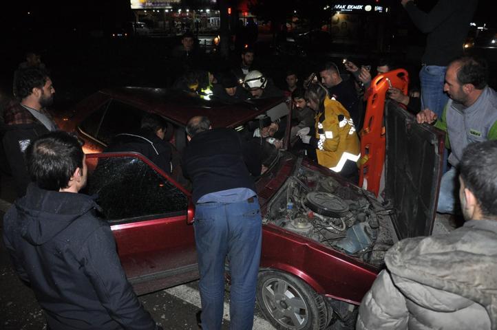 Bariyerlere çarpan araçta can pazarı