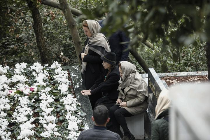 Berna Yılmaz oğlunun mezarı başında