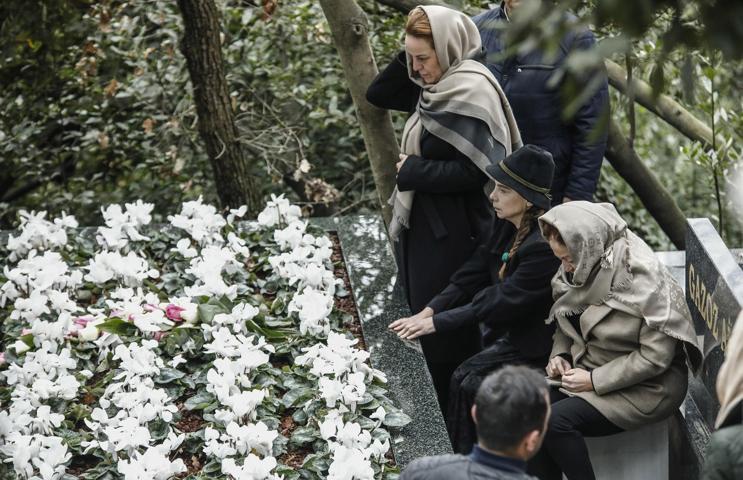 Berna Yılmaz oğlunun mezarı başında