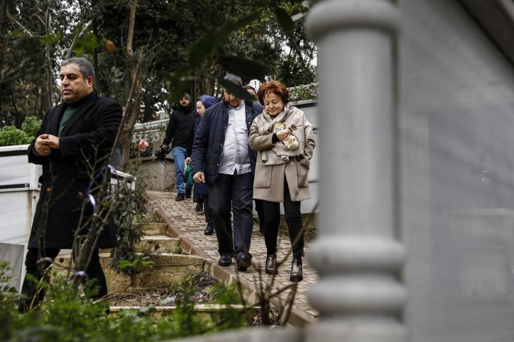 Berna Yılmaz oğlunun mezarı başında