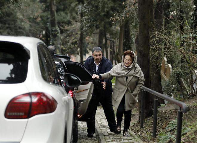 Berna Yılmaz oğlunun mezarı başında