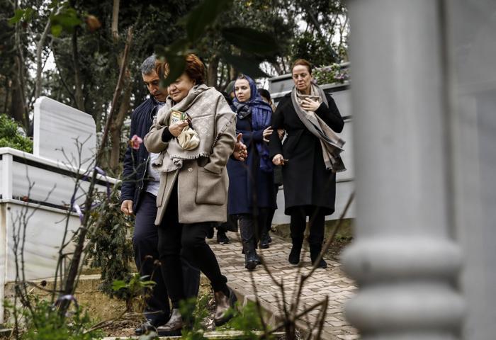 Berna Yılmaz oğlunun mezarı başında