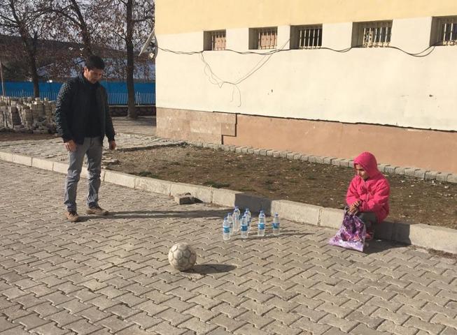 Hozatlı öğrencilerin pet şişelerle bovling keyfi