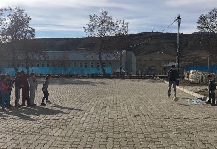 Hozatlı öğrencilerin pet şişelerle bovling keyfi