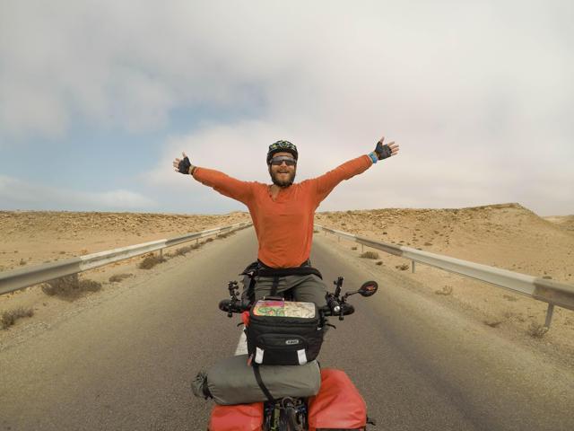Bir yıldır hem pedal çeviriyor hem de belgesel çekiyor