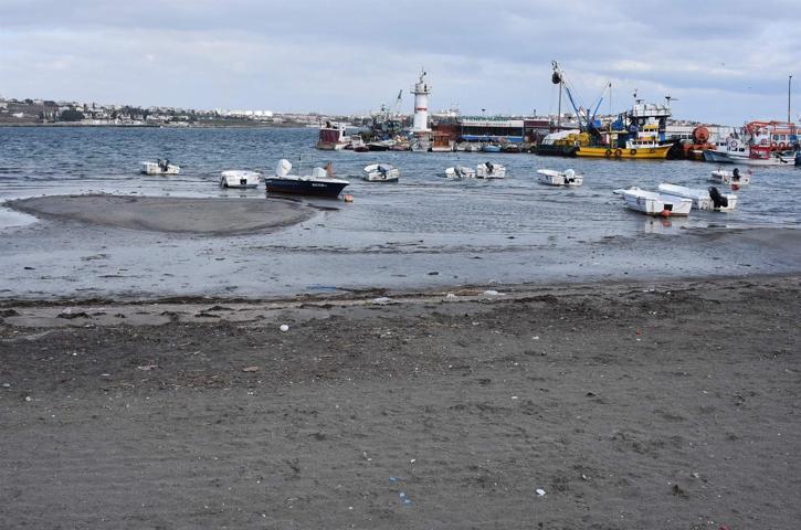 Tekirdağda deniz çekildi, tekneler karaya oturdu