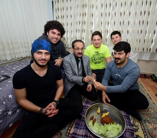 Öğrenciler çağırdı, rektör vekili çiğ köfte yemeye gitti