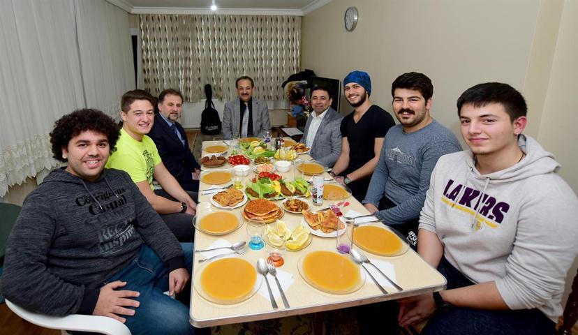 Öğrenciler çağırdı, rektör vekili çiğ köfte yemeye gitti