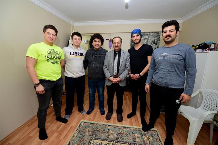 Öğrenciler çağırdı, rektör vekili çiğ köfte yemeye gitti